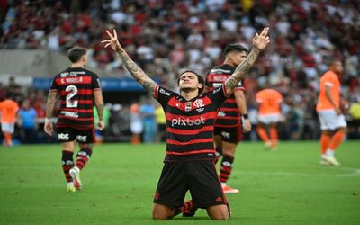 Pedro, do Flamengo, comemora um gol em campo