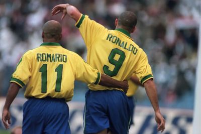 Ronaldo e Romário se abraçando.