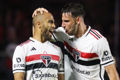 Lucas e Caleri, do São Paulo, comemoram um gol