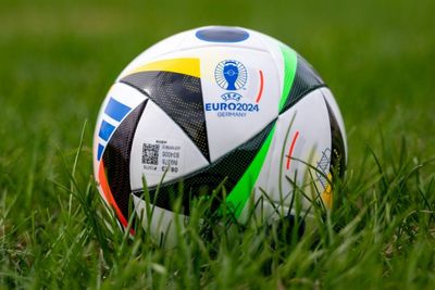 Bola de futebol, com o símbolo da EuroCopa 2024