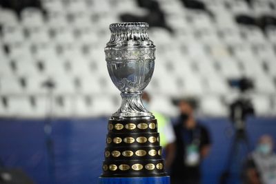 Taça da Copa América em um estádio