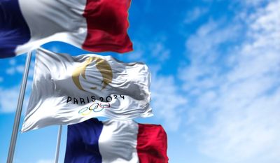 Bandeiras da França junto com a bandeira das Olímpiadas de Paris 2024