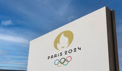 Um grande outdoor com o símbolo das olímpiadas de Paris 2024