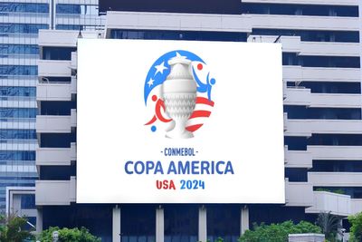 Um grande outdoor com a logo oficial da Copa América 2024