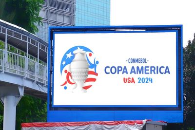Um outdoor com a logo oficial da Copa América 2024