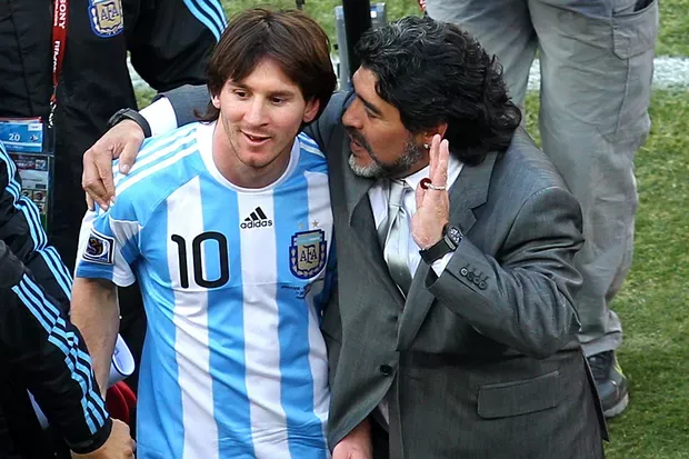 Diego Maradona abraçando Messi e conversando com ele.