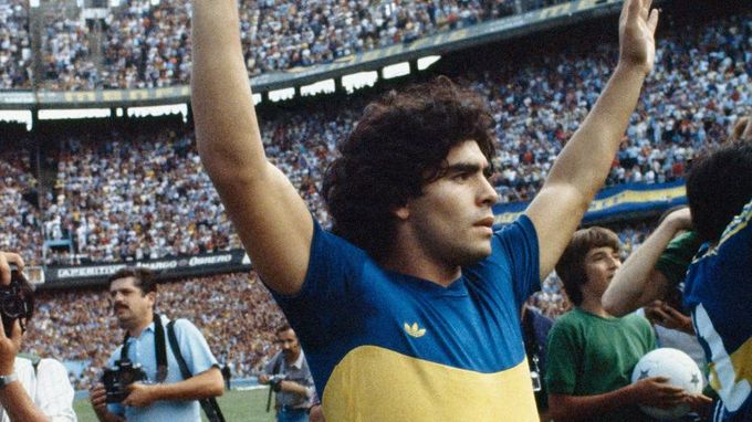 Diego Maradona comemorando.