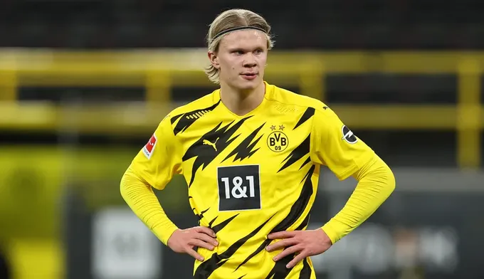 Haaland com camisa do Borussia Dortmund.