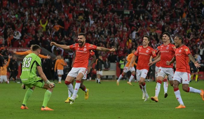 a jogadores do Internacional de Porto Alegre comemoram em campo