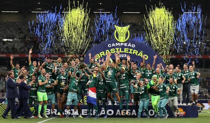 Jogadores do Palmeiras comemorando a conquista da Copa do Brasil