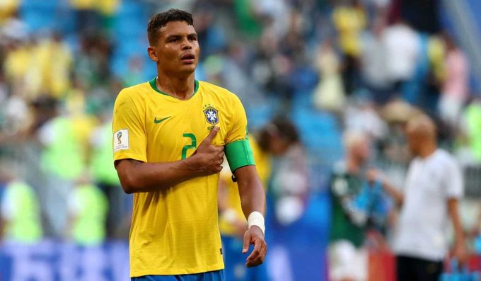 Thiago Silva está no campo de futebol.