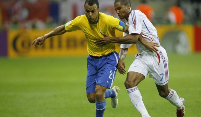 Cafu correndo atrás de uma bola.