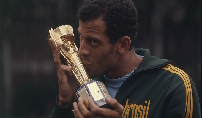 Alberto Torres beijando um troféu