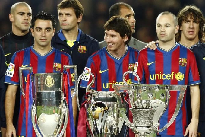 Jogadores do Barcelona posam para foto.