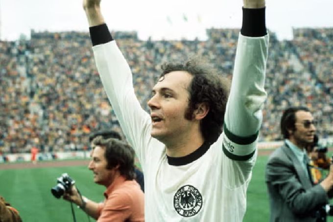 Franz Beckenbauer comemorando uma vitória.