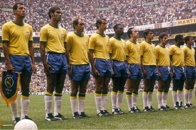 Jogadores do Brasil posam para foto.