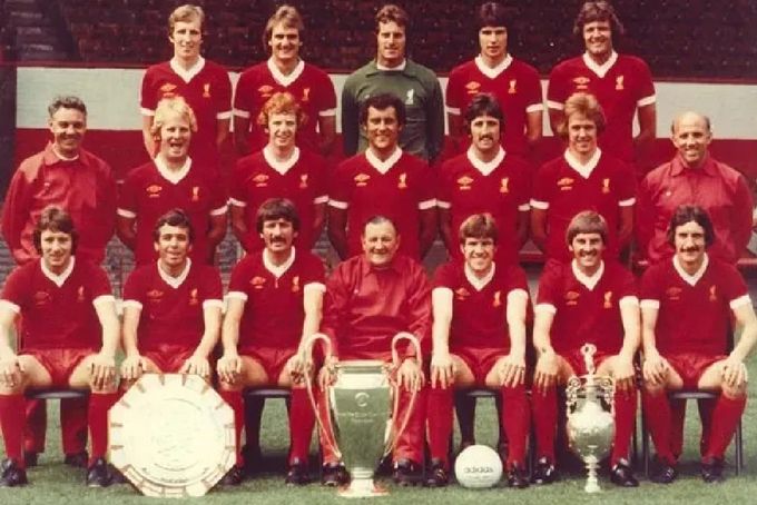 Jogadores do Liverpool posam para foto.