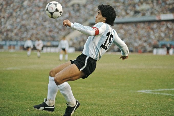 Diego Maradona chutando uma bola.