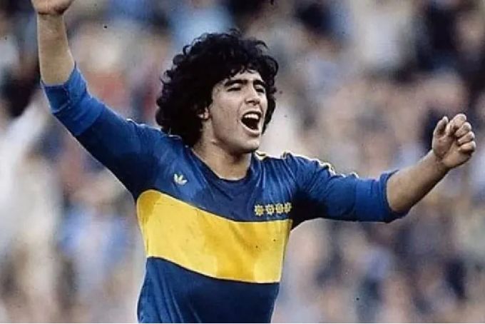 Maradona comemorando um gol.