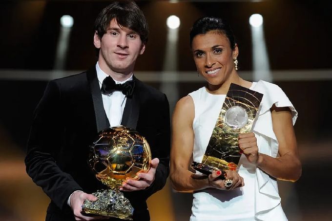 Messi recebendo bola de ouro.