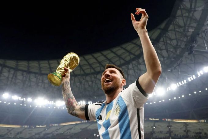 Messi segurando um troféu..