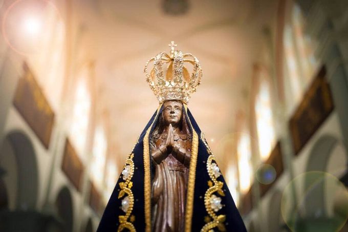 Uma estátua de Nossa Senhora Aparecida.