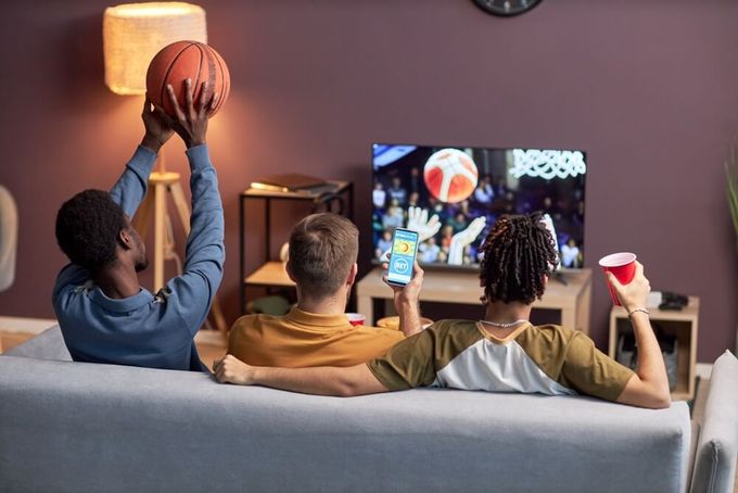 Grupo de amigos assistindo basquete