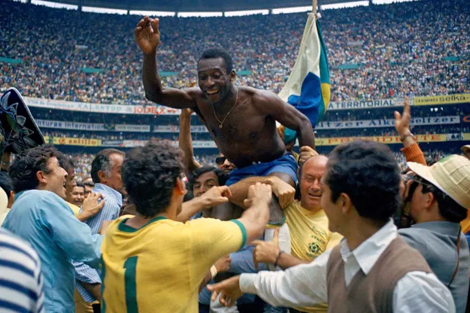 Pelé comemorando a vitória.