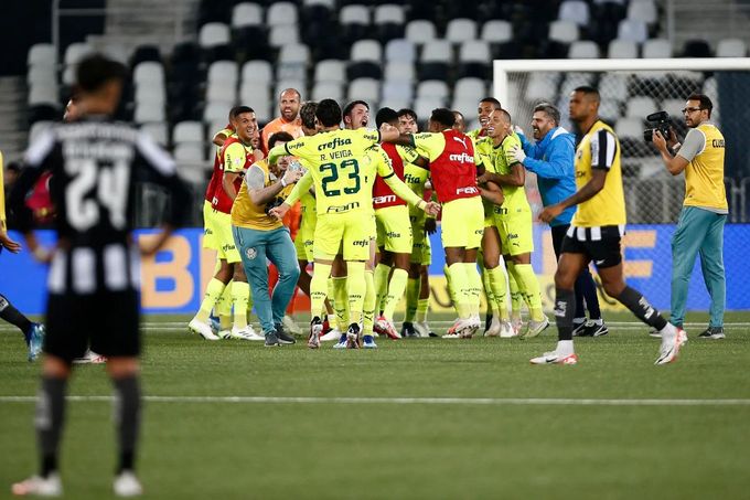 a grupo de jogadores do Palmeiras comemora vitória sobre o Botafogo