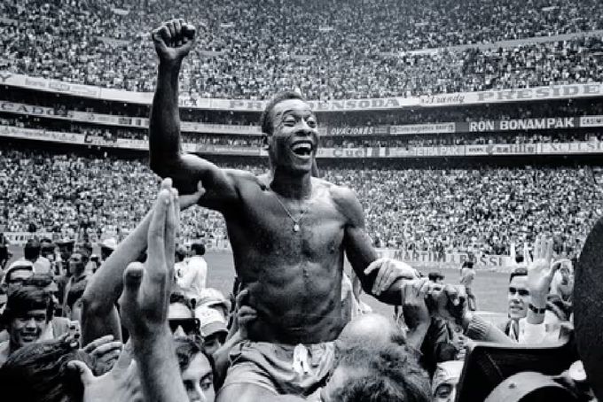 Pelé comemorando com torcedores.