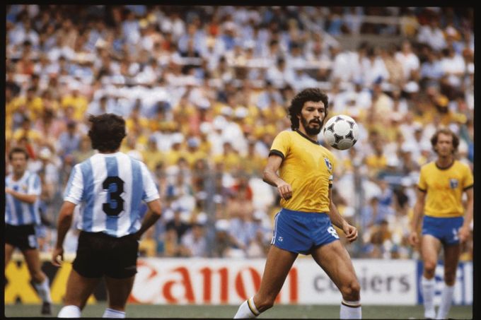 Sócrates correndo atrás de uma bola.