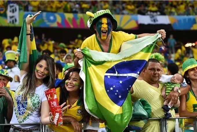 Fãs do Brasil comemorando.