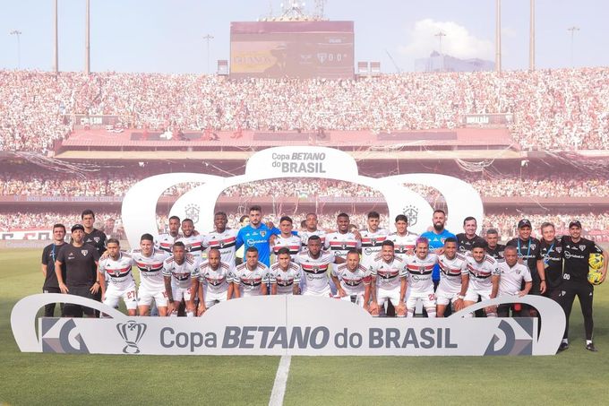 Jogadores do São Paulo posam para foto.