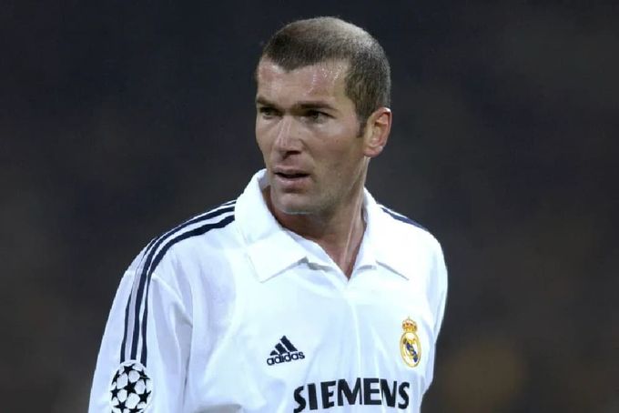 Zinedine Zidane com camisa do Real Madrid