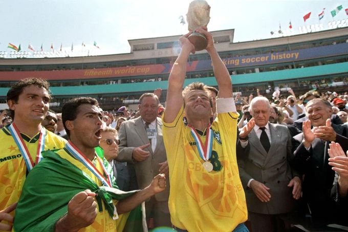 Dunga segurando o troféu da copa do mundo.