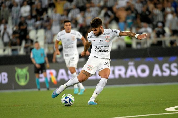 a Yuri Alberto, do Corinthians, chuta a bola em campo