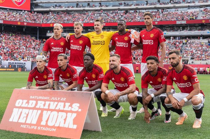 Jogadores do Manchester United tirando foto.