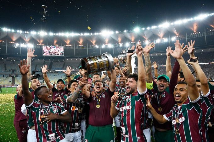 A Jogadores do Fluminense comemoram o título da Libertadores levantando a taça