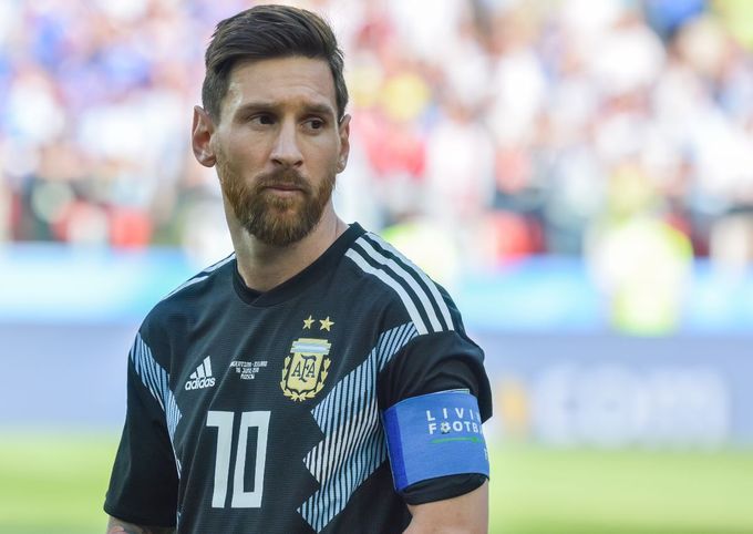 a Messi, em  campo, com a camisa da Argentina.