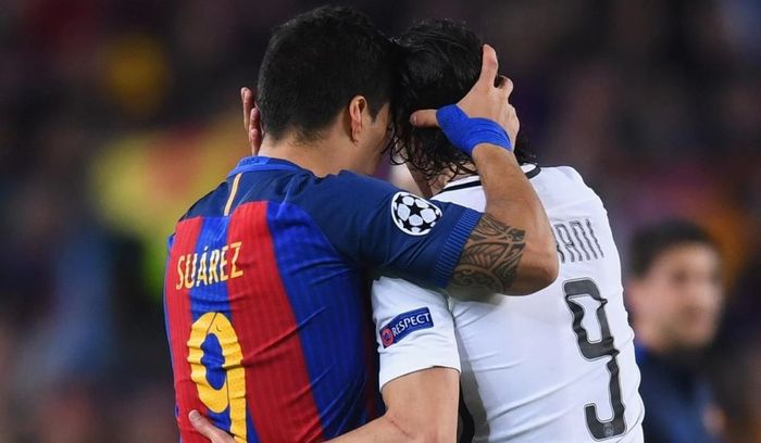 A Suarez e Cavani se abraçam após o grande jogo da Liga dos Campeões