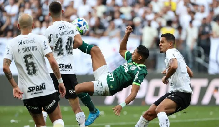 Jogadores de futebol do Corinthians e do Palmeiras.