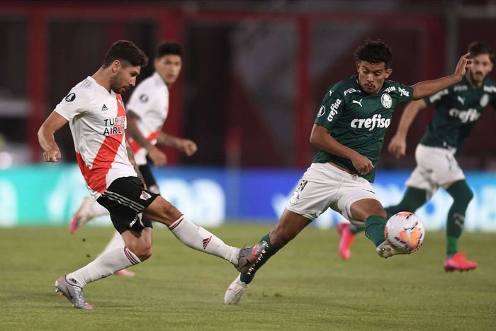 A jogadores do River Plate e do Palmeiras disputam a bola em jogo.