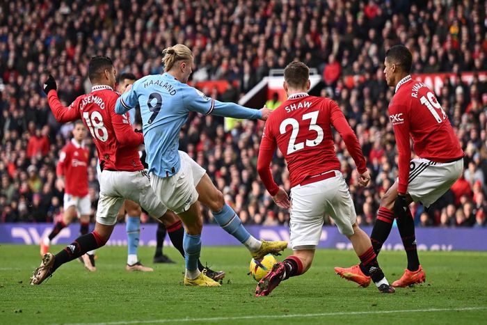 jogadores do Manchester City e United.