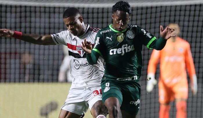 Jogadores do Palmeiras e do São Paulo correndo atrás de uma bola.