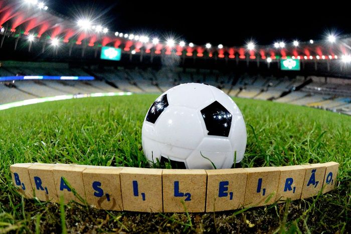 Uma bola de futebol atrás de uma placa com brasileirão