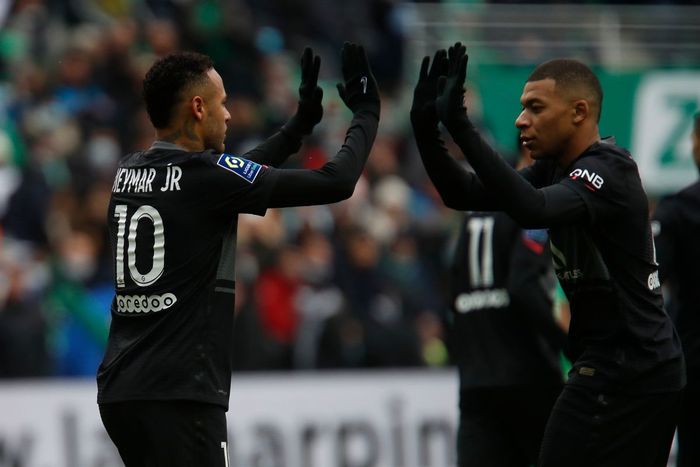 Neymar e Mbappe em campo com a camisa do PSG