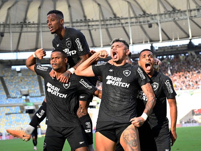 A Jogadores do Botafogo comemoram gol.