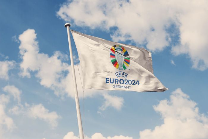 Uma bandeira branca tremulando com a logo oficial da Euro Copa 2024