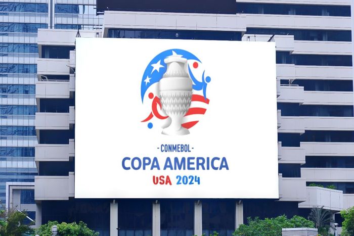 Um grande outdoor com a logo oficial da Copa América 2024