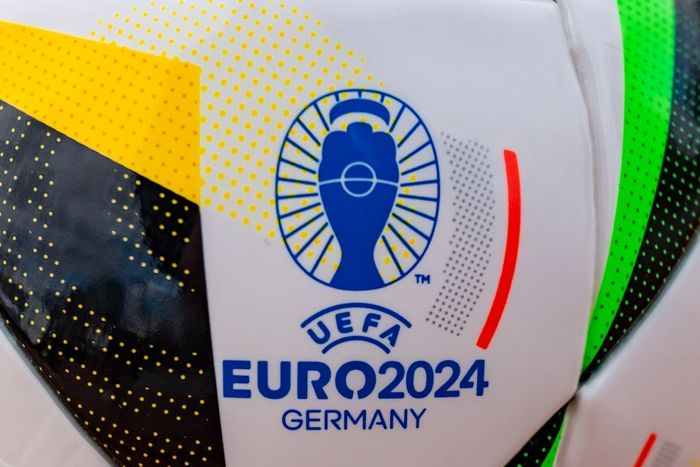 Foto da bola oficial da Euro Copa 2024, mostrando o logo oficial